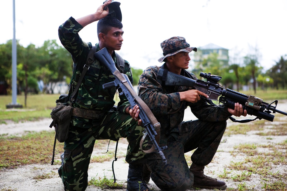 Maldivians exchange accountability procedures with U.S. Marines