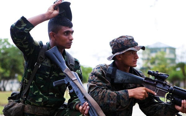 Maldivians exchange accountability procedures with U.S. Marines