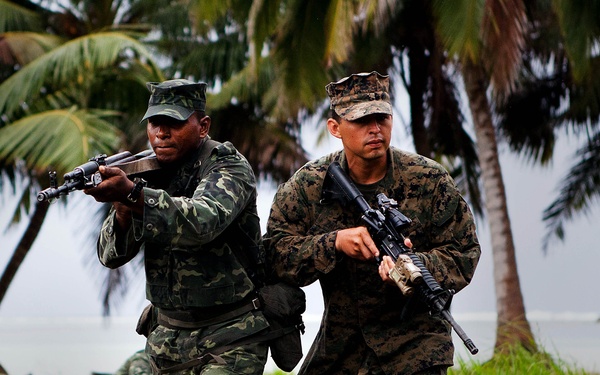 Maldivians exchange accountability procedures with U.S. Marines