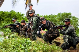 Maldivians exchange accountability procedures with U.S. Marines