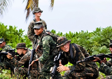 Maldivians exchange accountability procedures with U.S. Marines