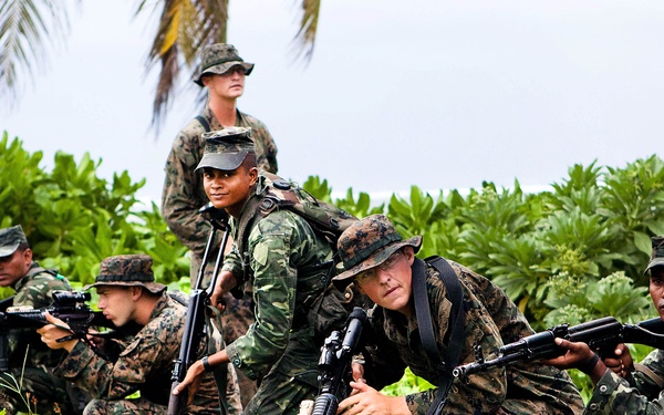 Maldivians exchange accountability procedures with U.S. Marines