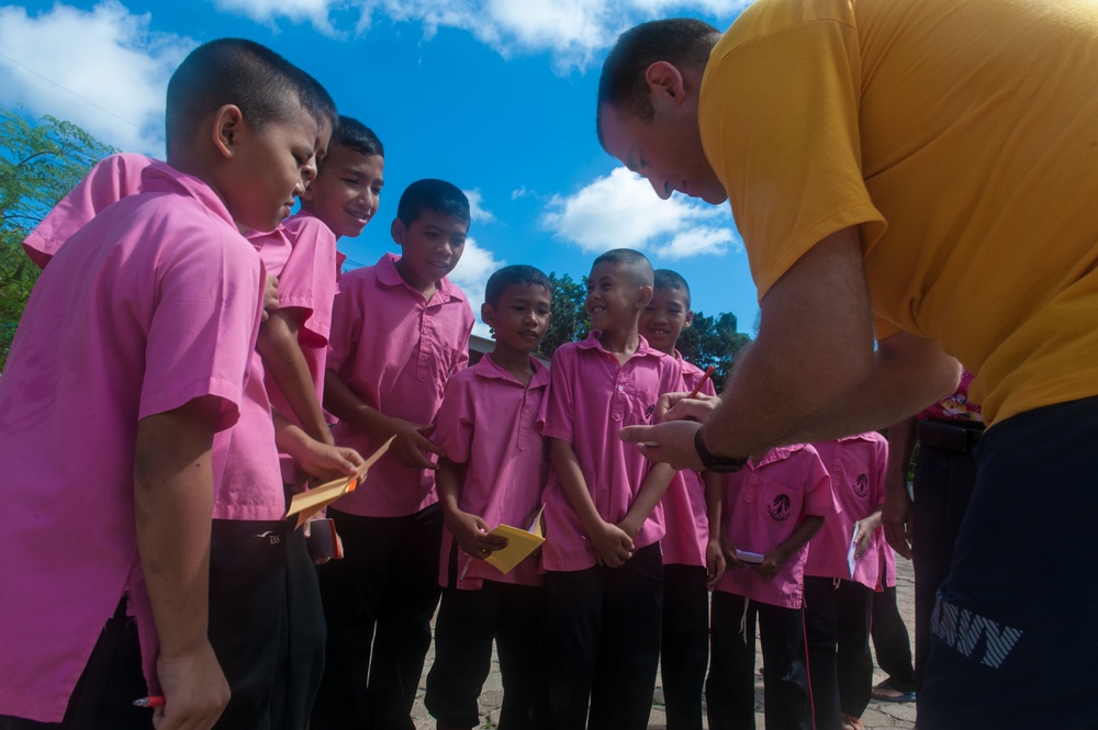 Mobile Bay sailors volunteer at Thailand Elementary School