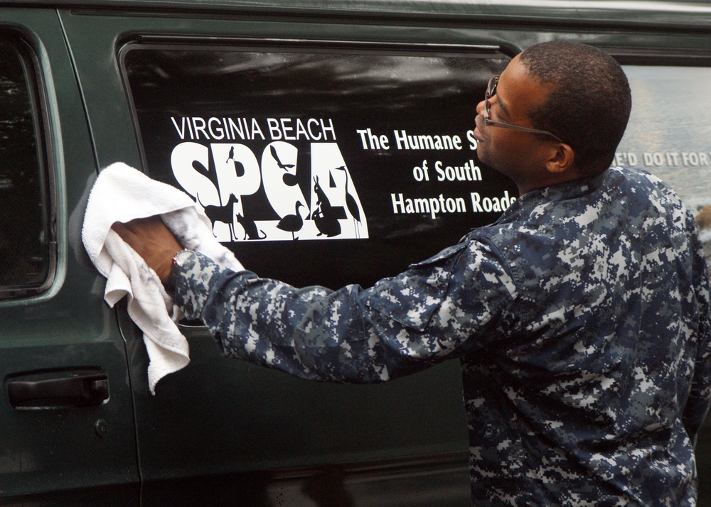 Sailors volunteer at Virginia Beach animal shelter