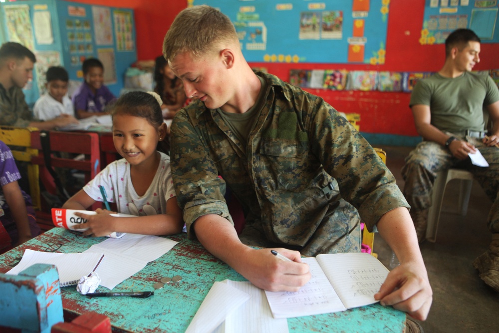 31st MEU Marines go to school with Filipino children