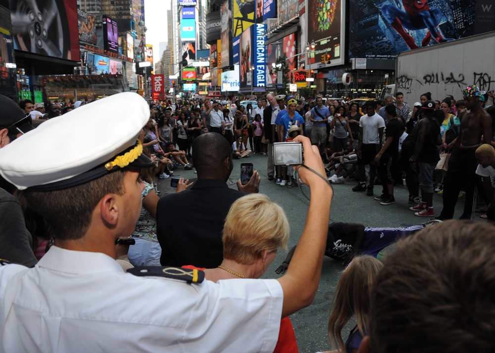 Algerian navy ship visits US