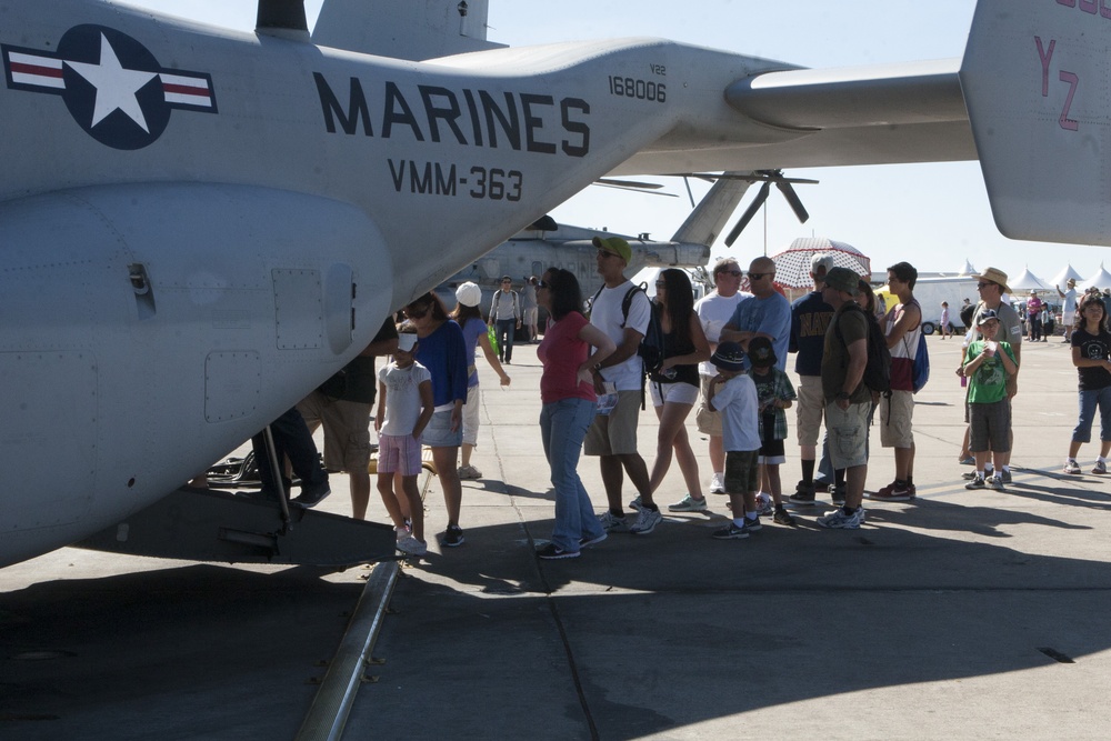 Marines, public flock to MCAS Miramar Air Show