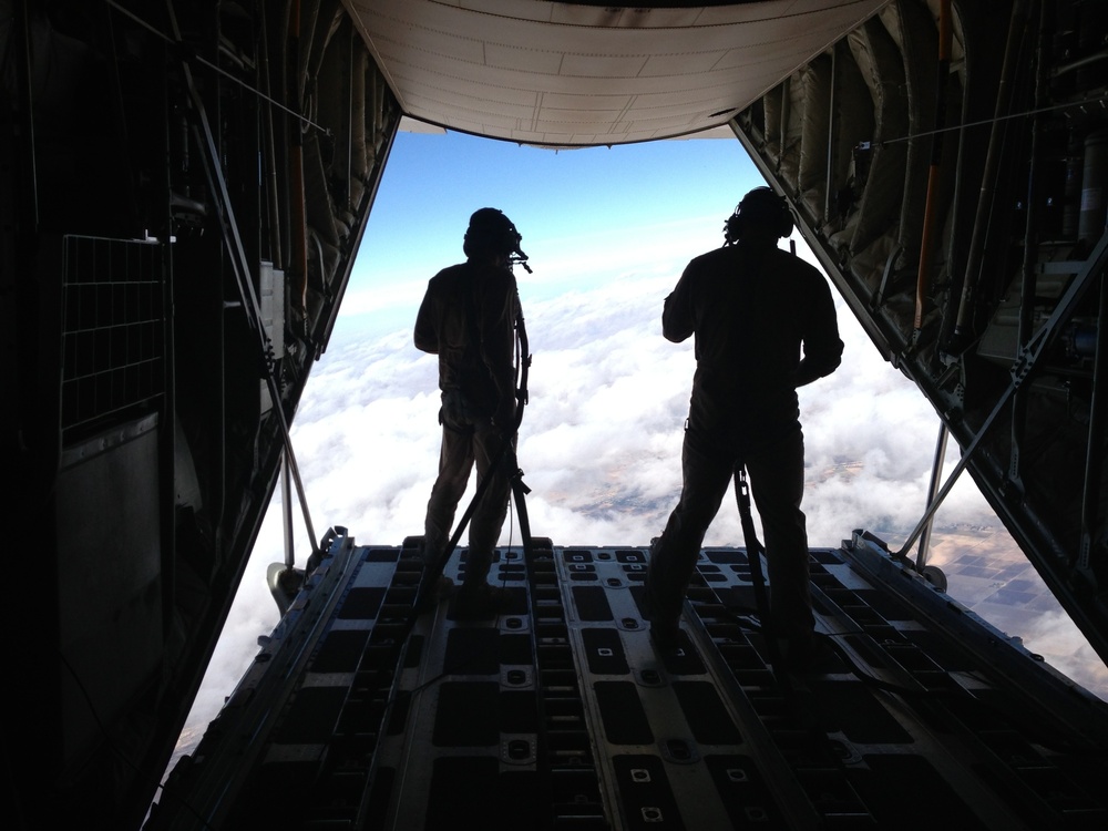Loadmasters keep Harriers fueled above Yuma during WTI