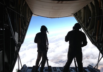 Loadmasters keep Harriers fueled above Yuma during WTI
