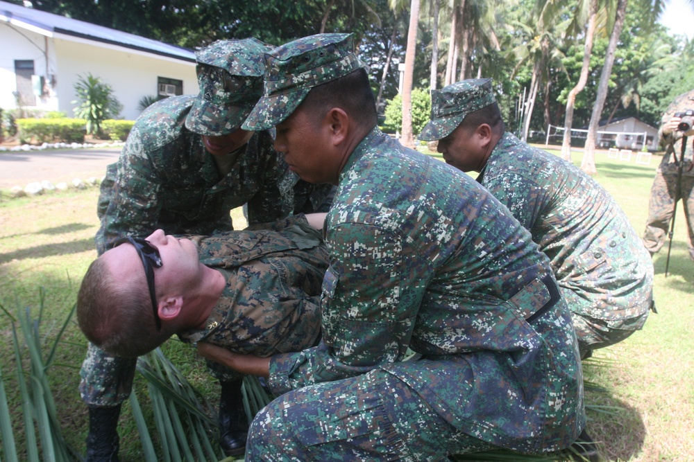 U.S and Philippine Corpsmen Conduct Bilateral Life-saving Training