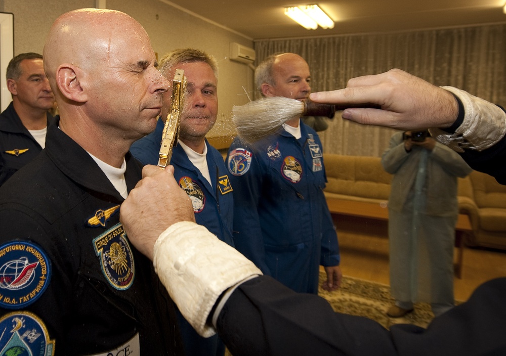 Expedition 21 Crew Prepares For Launch (200909300017HQ)