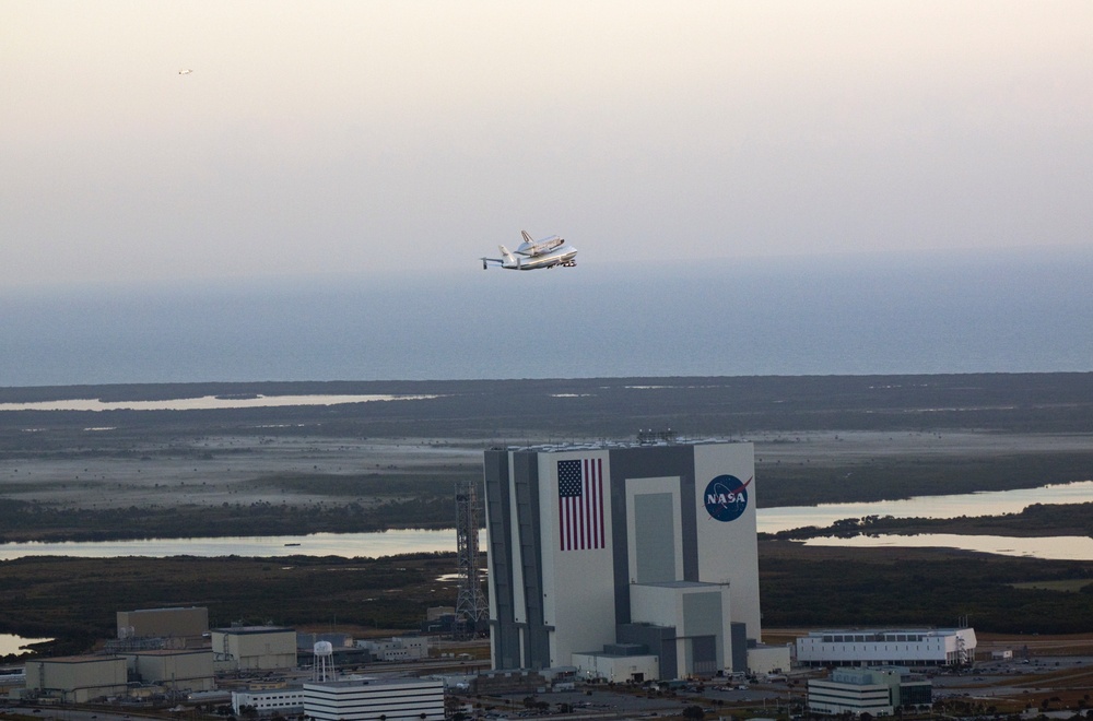 SCA Carrying Discovery Departs KSC (KSC-2012-2375)