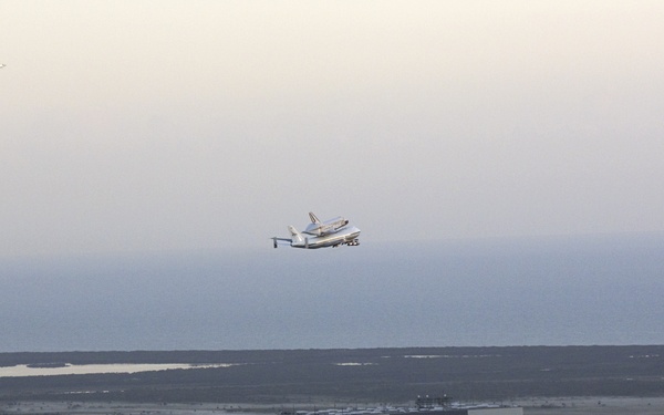 SCA Carrying Discovery Departs KSC (KSC-2012-2375)