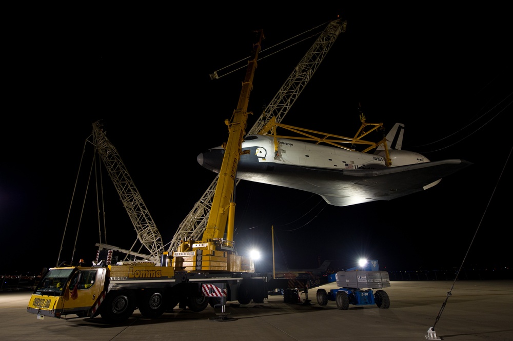 Shuttle Enterprise Mating To SCA (201204200004HQ)