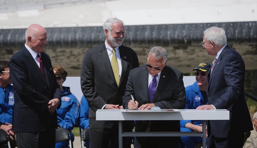 Shuttle Discovery Arrives at Udvar-Hazy (201204190030HQ)