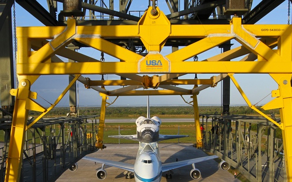 Discovery Atop SCA Backs Out MDD (KSC-2012-2258)