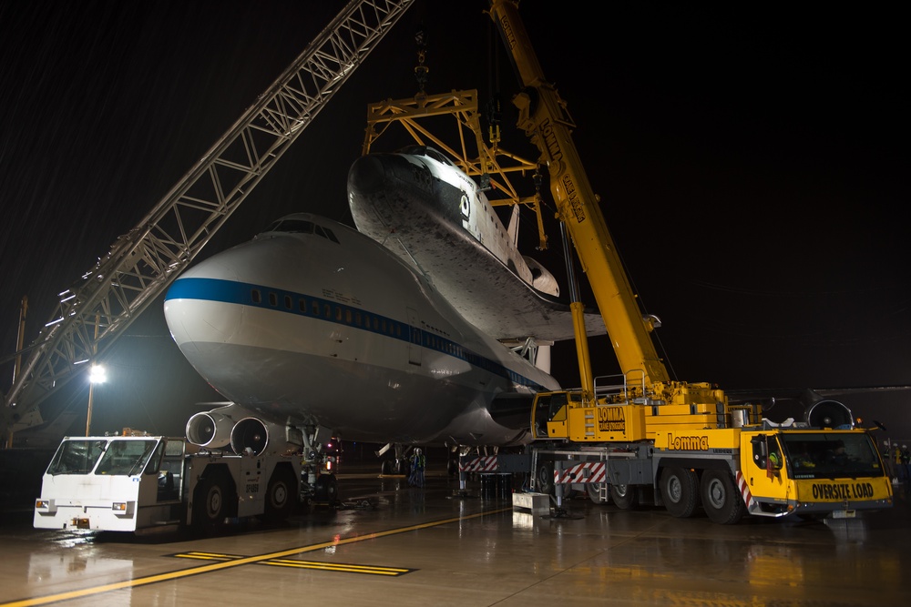 Space Shuttle Discovery Ready For Demate (201204180007HQ)