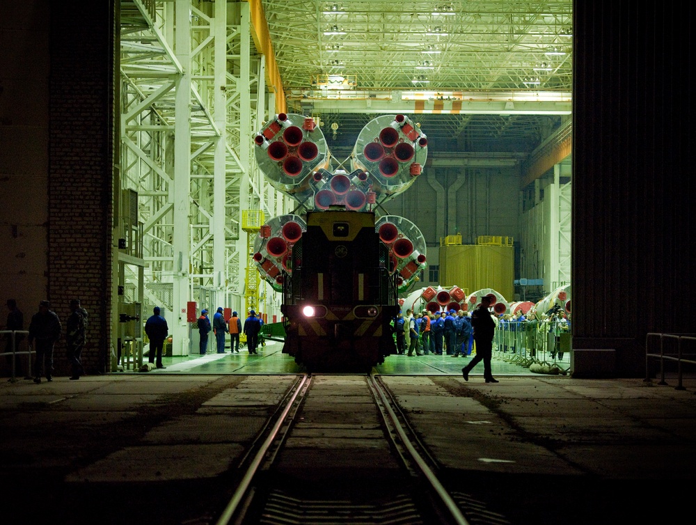Expedition 25 Soyuz Rollout (201010050002HQ)