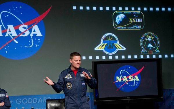 Expedition 23, 24, 25 HQ Visit (201103160012HQ)