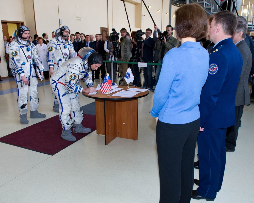 Expedition 31 Preflight (201204230004HQ)