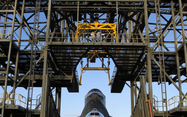 Discovery Atop SCA Backs Out MDD (KSC-2012-2255)