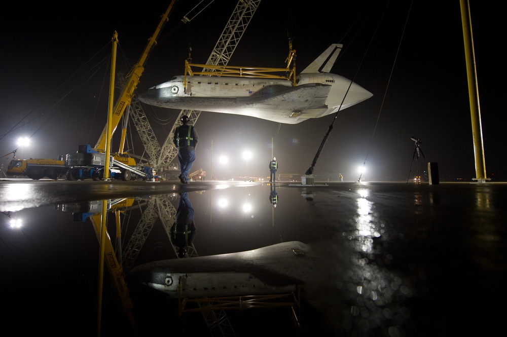 Shuttle Discovery Is Demated From SCA (201204190004HQ)