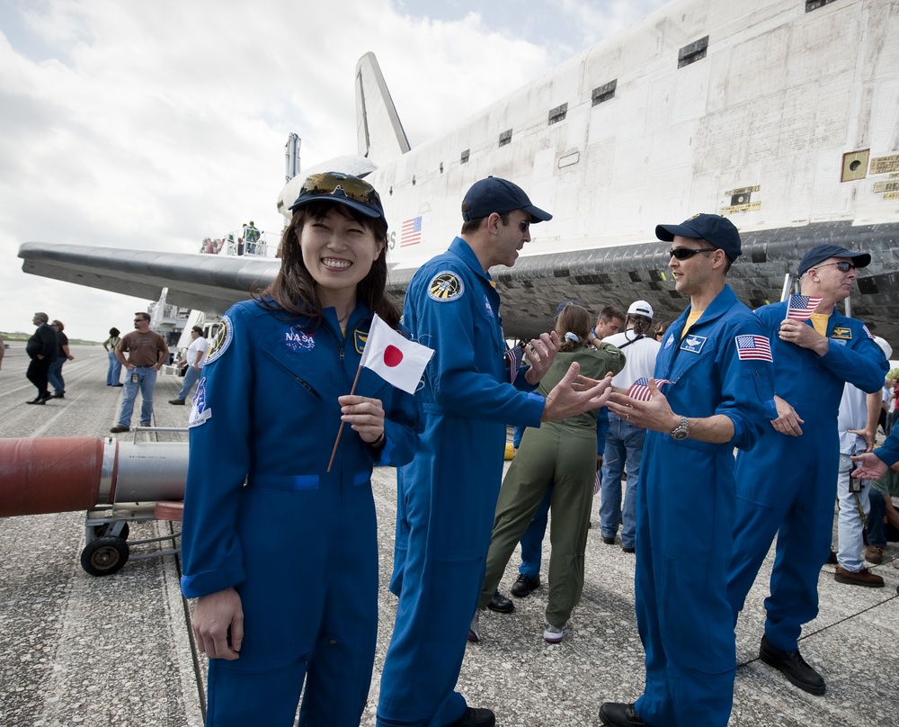 Discovery STS-131 Mission Landing (201004200006HQ)