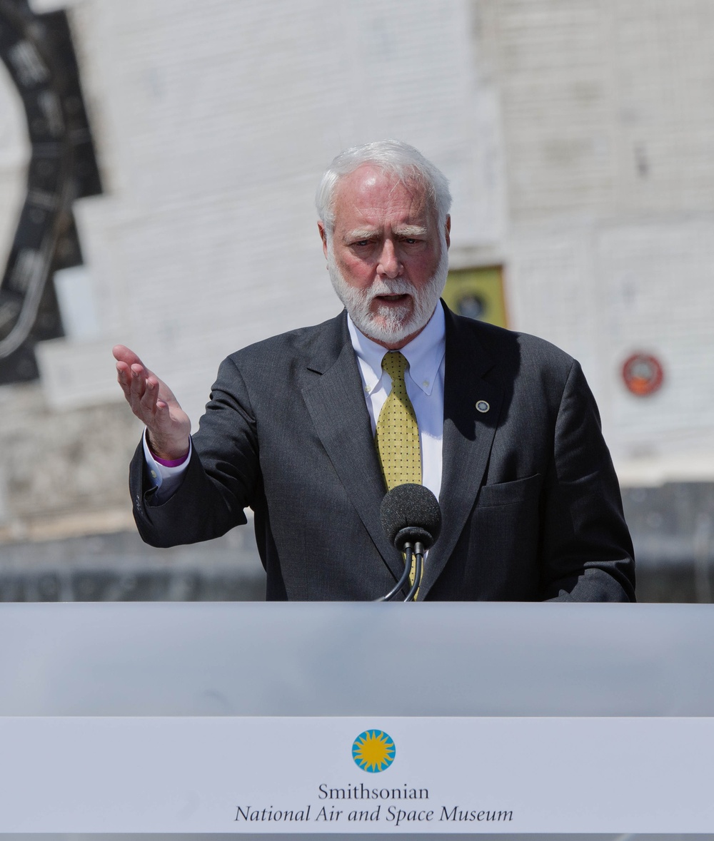 Shuttle Discovery Arrives at Udvar-Hazy (201204190020HQ)