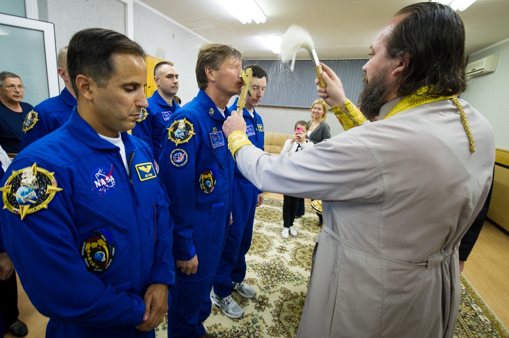 Expedition 31 Crew Prepares For Launch (201205150012HQ)