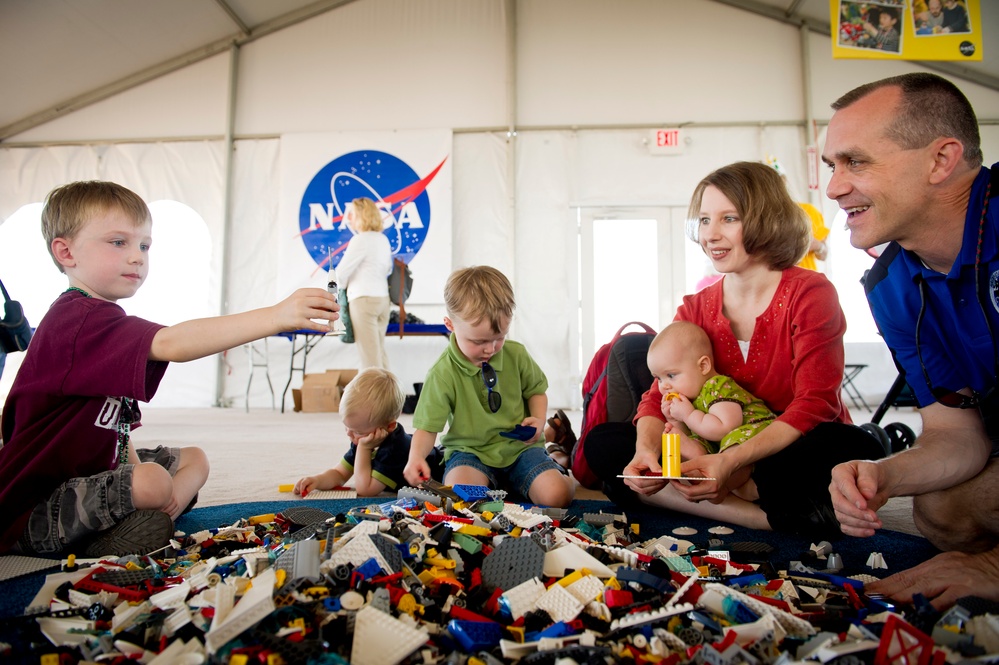 LEGO "Build The Future" Activity (201011010009HQ)