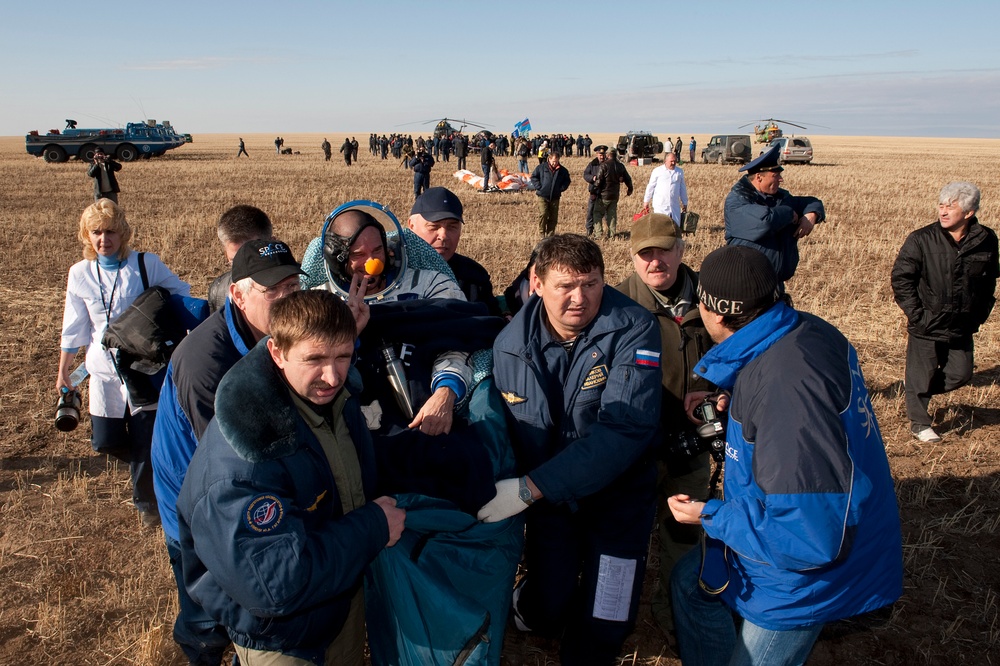 Expedition 20 Landing (200910110029HQ)