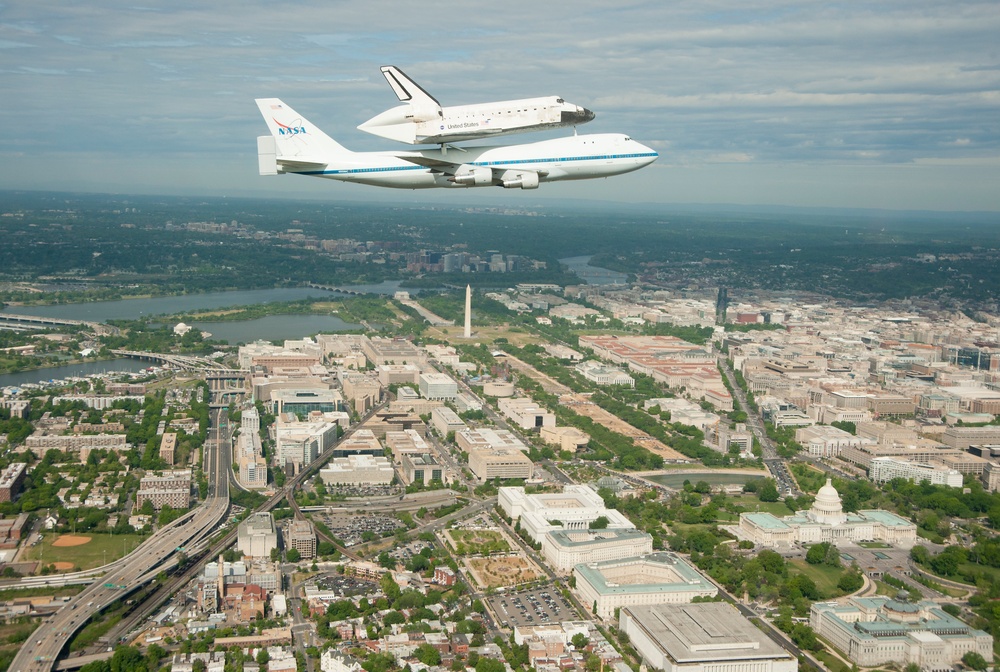 Space Shuttle Discovery DC Fly-Over (201204170008HQ)