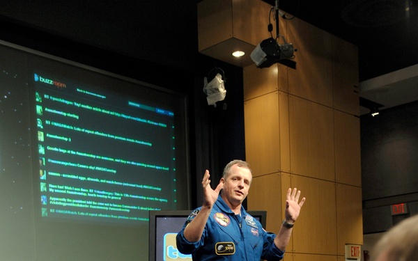 NASA Tweetup with TJ Creamer (201007290002HQ)