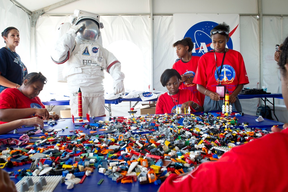 LEGO "Build The Future" Activity (201011030016HQ)