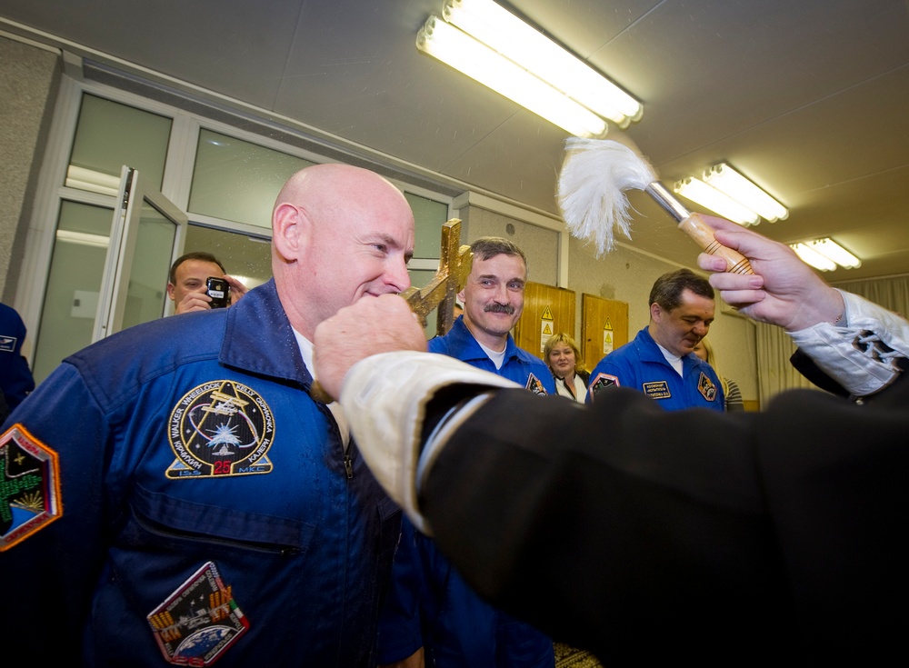 Expedition 25 Prelaunch (201010070004HQ)