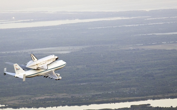 SCA Carrying Discovery Departs KSC (KSC-2012-2373)