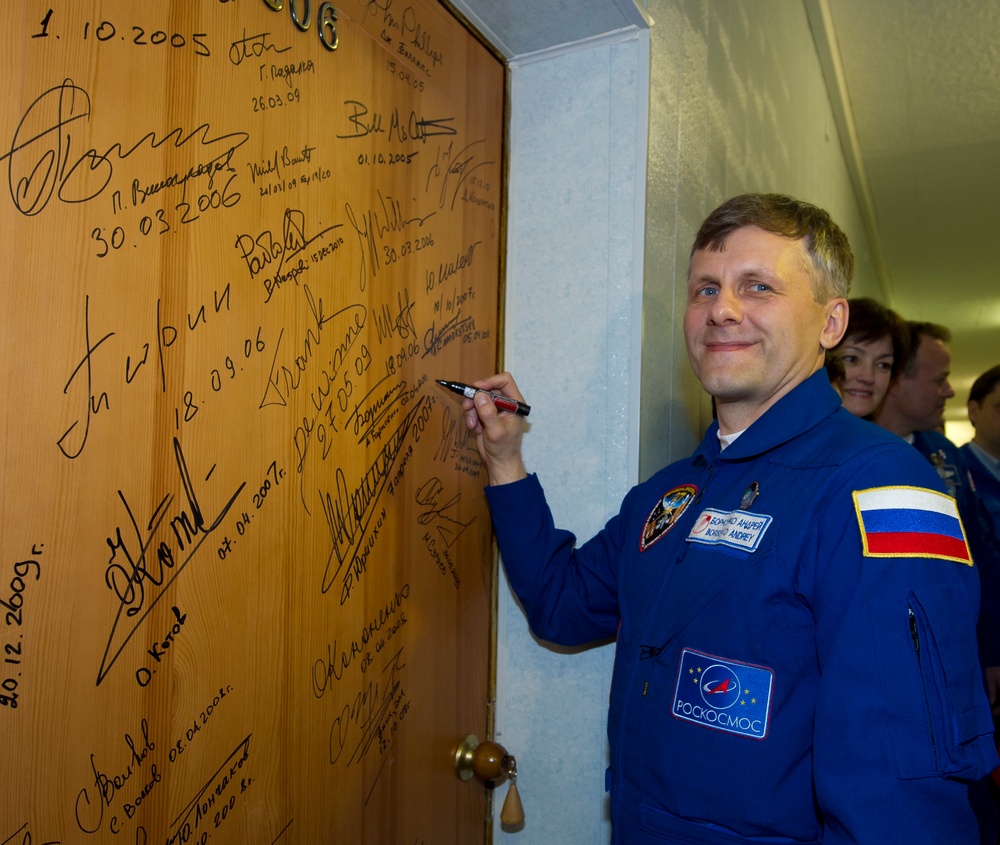 Expedition 27 Prelaunch (201104040003HQ)