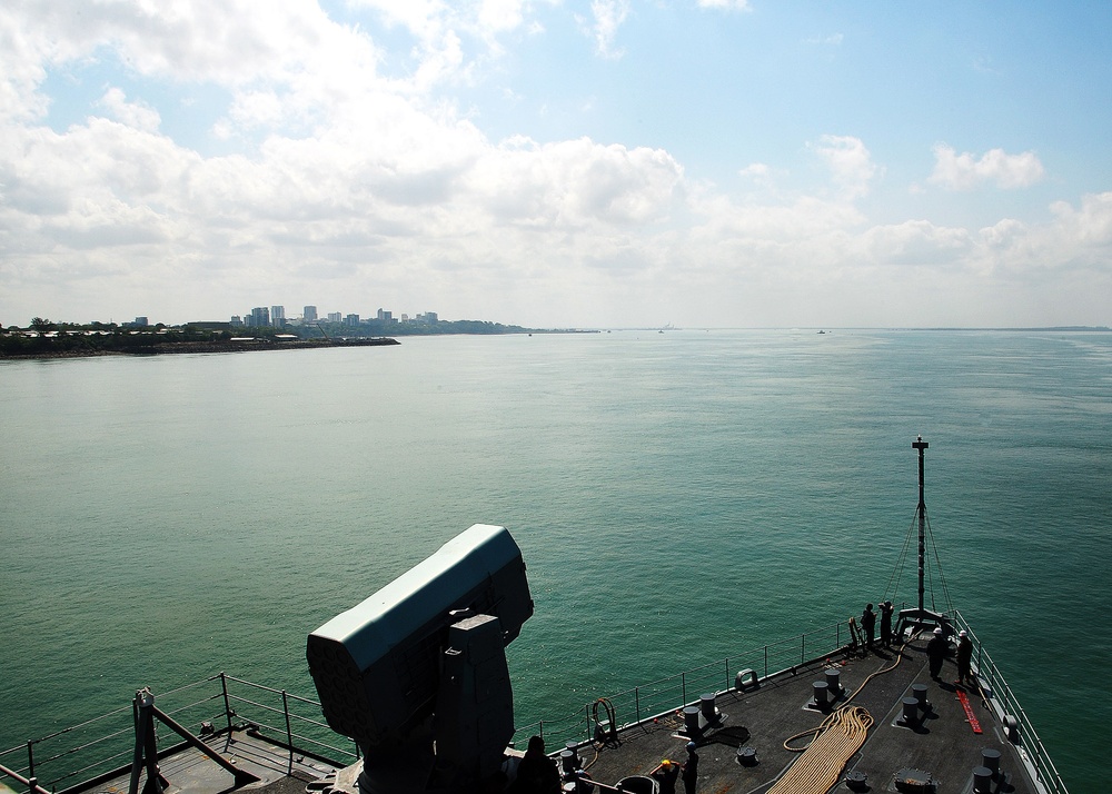 USS Rushmore arrives in Darwin