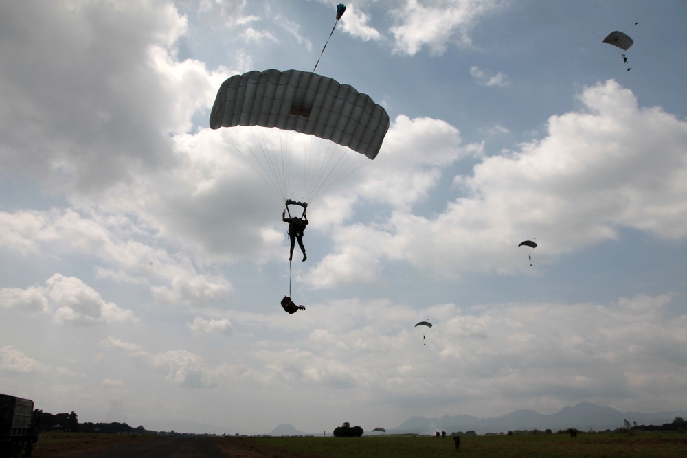 US, Philippine forces train from 10,000 feet