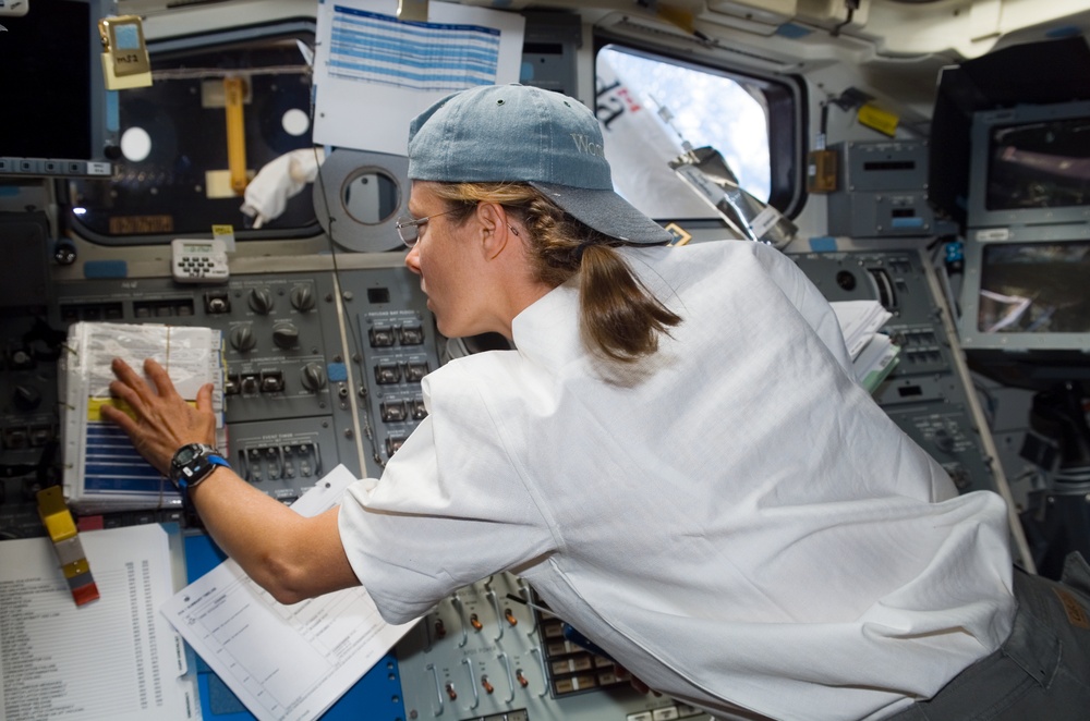 View of Caldwell working the SRMS during STS-118/Expedition 15 Joint Operations