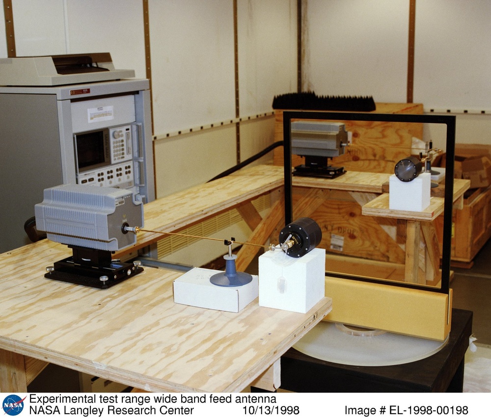Experimental test range wide band feed antenna