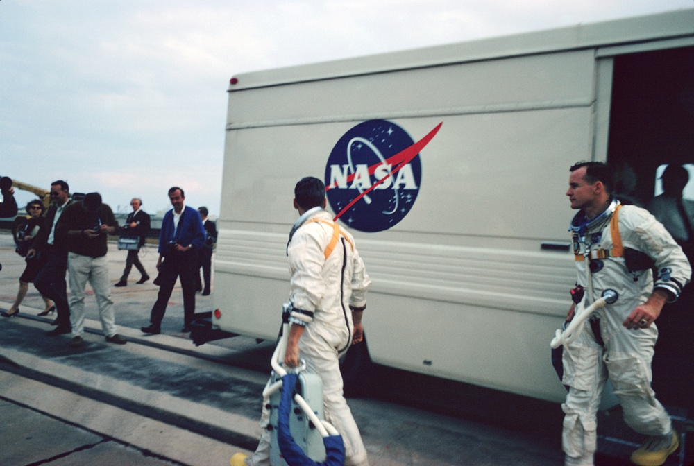 ASTRO GRISSOM, CHAFFEE, WHITE IN VA, IN MISSION SIMULATOR AND ON COMPLEX 34