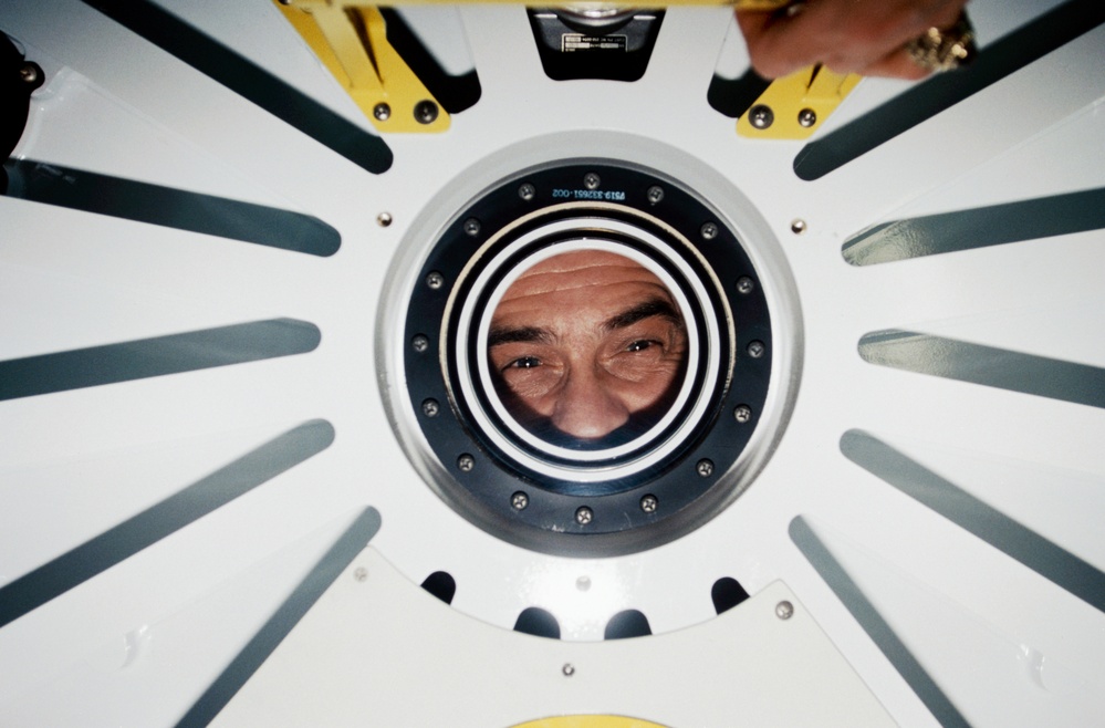 ODS/Mir hatch opening during STS-89