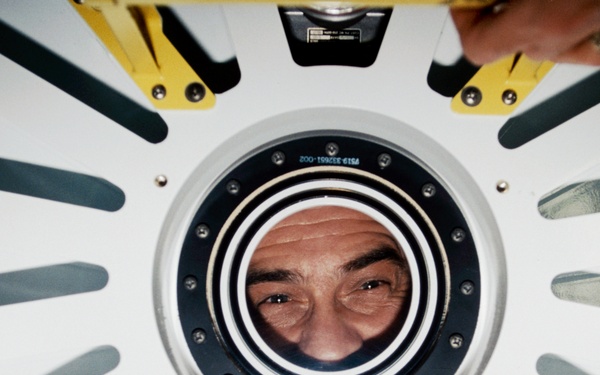 ODS/Mir hatch opening during STS-89