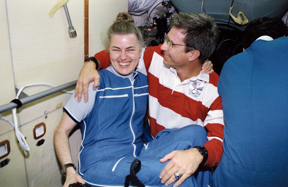 STS-79 and Mir 22 crew exchange greetings after hatch opening