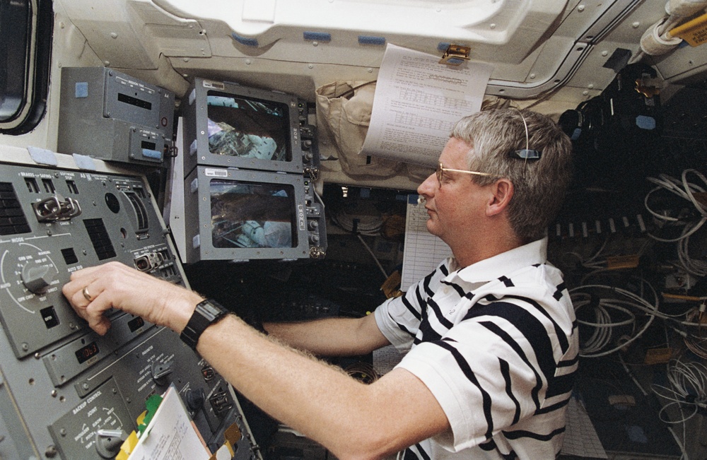 Flight deck activity during EVA