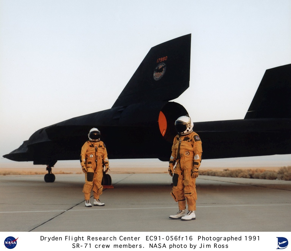SR-71 on Ramp with Flight Crew