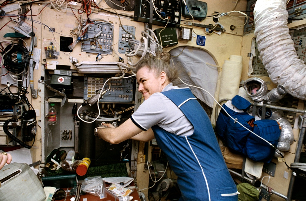 STS-79 crew enjoy a meal on the Mir space station