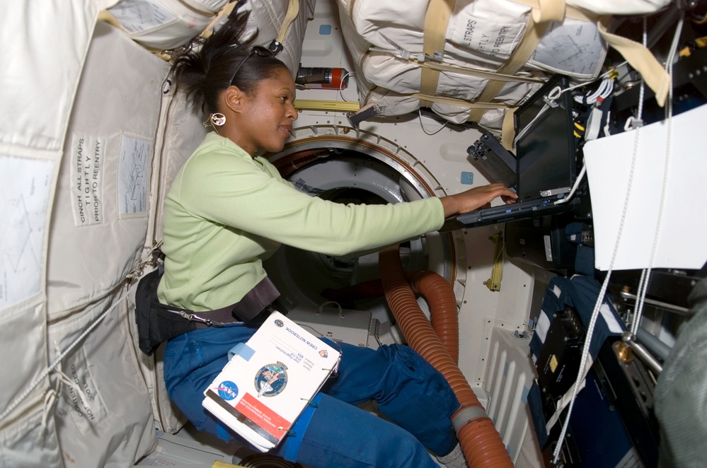 STS-116 MS Higginbotham uses laptop computer in the MDDK on Space Shuttle Discovery
