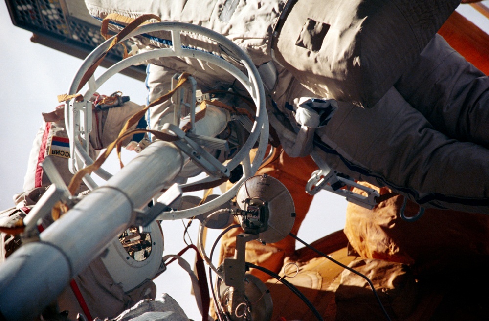 Linenger and Tsibliev during EVA outside Mir Space Station
